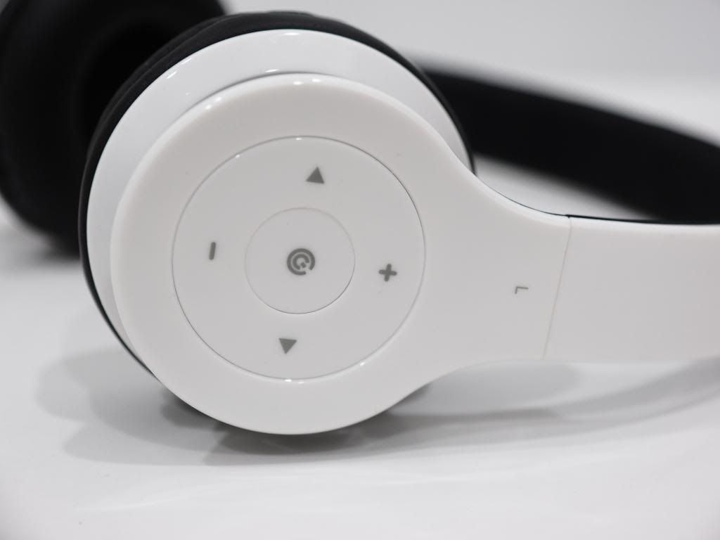 Overall it does look like a solid headphone. All the control buttons was located on the left side of the headphone which easy for music control.